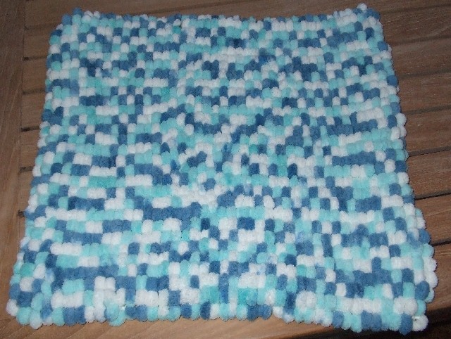 tricoter une laine avec des pompons